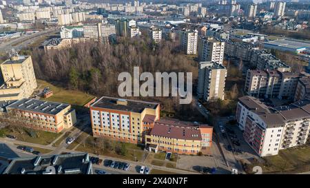 Drohnenfotografie eines alten mehrstöckigen Wohnblocks in einer Stadt an sonnigen Frühlingstagen Stockfoto