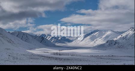 Der Winter bedeckt die Landschaft im Blackstone River Valley am Dempster Highway im nördlichen Yukon; Yukon, Kanada Stockfoto