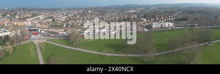 London: Aus der Vogelperspektive der Londoner Skyline mit dem Zug, der die Herne Hill Station verlässt, und den Stadt- und Wohngebäuden im Hintergrund Stockfoto