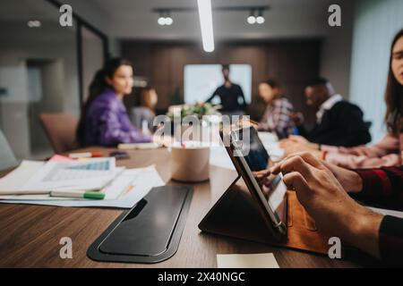 Multikulturelles Team arbeitet in einem modernen Büro während eines Geschäftstreffens mit digitalen Geräten zusammen Stockfoto