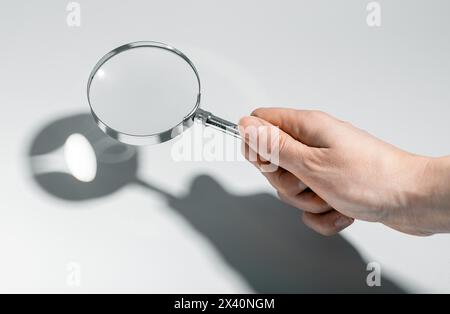 Frau mit Lupe, Suche, Analyse von Dokumenten. Geschäftsforschung, Detektivarbeit im Büro. Fokussierte Untersuchung, Qualitätsscheck Stockfoto