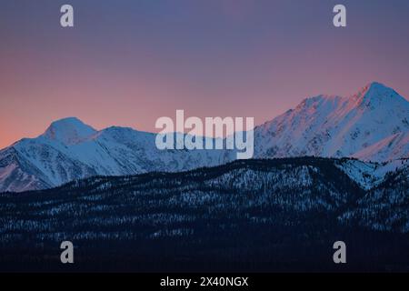 Die aufgehende Sonne beleuchtet die vorderen Berge des St. Elias Berges aus der Stadt Haines Junction, Yukon, Kanada Stockfoto