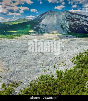 Berg mit Felsrutsche an einem sonnigen Tag; Blairmore, Alberta, Kanada Stockfoto