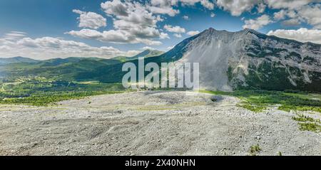 Berg mit Felsrutsche an einem sonnigen Tag; Blairmore, Alberta, Kanada Stockfoto