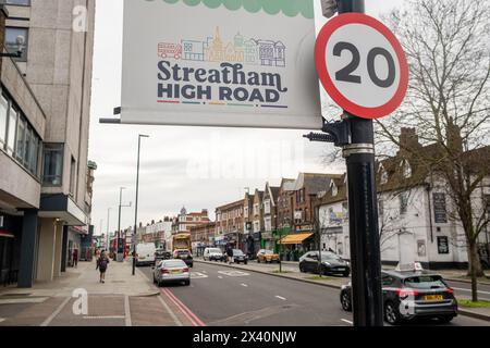 LONDON, 4. MÄRZ 2024: Streatham High Road im Südwesten Londons mit 20 mph Geschwindigkeitsbegrenzung Stockfoto