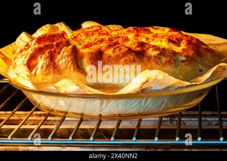 Glühendes Brot im Backofen mit bräunlicher Kruste; Calgary, Alberta, Kanada Stockfoto