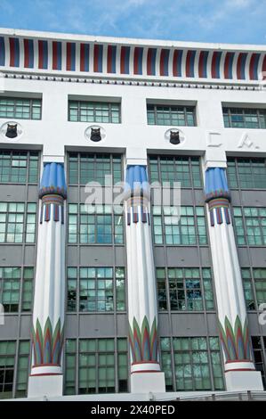 Die Carreras Zigarette Factory ist ein großes Art-Deco-Gebäude in Camden, London, England. Sie ist ein markantes Beispiel für Ägypter des frühen 20. Jahrhunderts Stockfoto