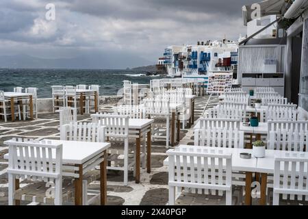 Sitzplätze auf der Terrasse des Restaurants am Wasser auf der Insel Mykonos; Mykonos, Griechenland Stockfoto