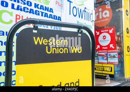 LONDON, 18. MÄRZ 2024: WESTERN Union und andere Geldtransferdienste werden im Geschäft in Streatham im Südwesten Londons beworben Stockfoto