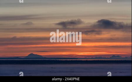 Wintersonnenuntergang im Carr-Gottstein Park in Anchorage, mit Blick auf die Tordrillo Mountains und Fire Island; Anchorage, Alaska, Vereinigte Staaten von Amerika Stockfoto