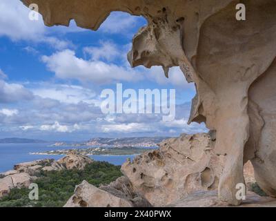 Bear Rock', eine zerklüftete und erodierte Felsformation am Capo D'orso entlang der Küste Sardiniens im Mittelmeer; Palau, Sassari, Italien Stockfoto