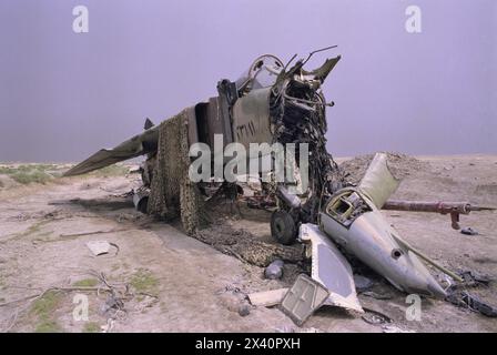 2. April 1991 Ein zerstörter irakischer Luftwaffe, sowjetischer MiG-23-„Peitschenjäger“, Nummer 23181, in der Nähe der Luftwaffenbasis Tallil im südlichen Irak. Stockfoto