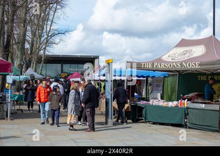 LONDON – 30. MÄRZ 2024: West Hampstead Farmers Market neben West Hampstead Thameslink Station Stockfoto