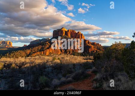 Sedona liegt im Inneren des Kaparrals, halbwüstenartigen Graslands, dem Great Basin Conifer Forest Biomen im Norden Arizonas. Dies ist ein Beispiel für ... Stockfoto