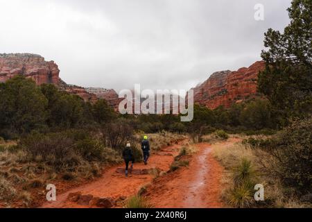 Wanderer auf einem Wanderweg in der zerklüfteten roten Felsenlandschaft von Sedona, Arizona, USA. Sedona befindet sich im Inneren des Kaparrals, halb-Wüsten-Grasland, GRE... Stockfoto