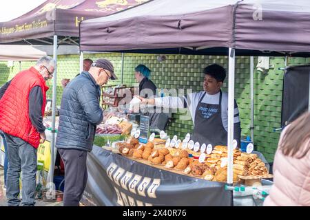 LONDON – 30. MÄRZ 2024: West Hampstead Farmers Market neben West Hampstead Thameslink Station Stockfoto