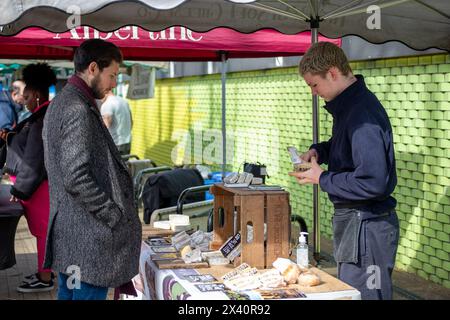 LONDON – 30. MÄRZ 2024: West Hampstead Farmers Market neben West Hampstead Thameslink Station Stockfoto