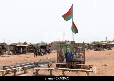 Eindrücke aus Burkina Faso Burkina Faso, am Rande von Ouagadougou, 05.03.2024: An einer Strassenkreuzung mehrere Holzbänke und ein Plakat vom Interimsstaatschef von Burkina Faso Ibrahim TraorÃ schütteit die Hand mit dem russischen Präsidenten Wladimir Putin. Auf dem Plakat ist zu lesen Soutien a la Transition Übergangsunterstützung. *** Impressionen aus Burkina Faso Burkina Faso, am Stadtrand von Ouagadougou, 05 03 2024 an einer Kreuzung mehrere Holzbänke und ein Poster des Übergangspräsidenten von Burkina Faso Ibrahim TraorÃ, der dem russischen Präsidenten Wladimir Putin der poste die Hand schüttelt Stockfoto