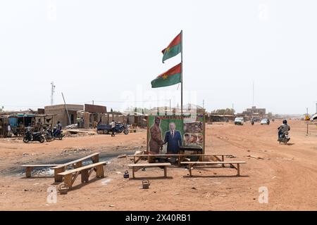 Eindrücke aus Burkina Faso Burkina Faso, am Rande von Ouagadougou, 05.03.2024: An einer Strassenkreuzung mehrere Holzbänke und ein Plakat vom Interimsstaatschef von Burkina Faso Ibrahim TraorÃ schütteit die Hand mit dem russischen Präsidenten Wladimir Putin. Auf dem Plakat ist zu lesen Soutien a la Transition Übergangsunterstützung. *** Impressionen aus Burkina Faso Burkina Faso, am Stadtrand von Ouagadougou, 05 03 2024 an einer Kreuzung mehrere Holzbänke und ein Poster des Übergangspräsidenten von Burkina Faso Ibrahim TraorÃ, der dem russischen Präsidenten Wladimir Putin der poste die Hand schüttelt Stockfoto