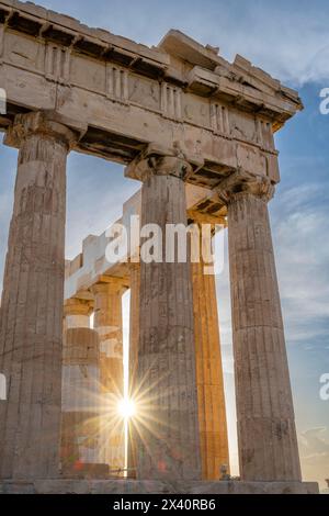 Nahaufnahme der Säulen des Parthenon mit einem Sonnenaufgang in der Dämmerung auf der Akropolis von Athen, einer antiken Zitadelle auf einem Felsvorsprung... Stockfoto