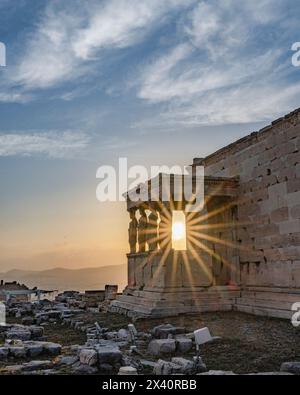 Das Erechtheion (oder Tempel der Athena Polias) mit Sonnenaufgang auf der Akropolis von Athen, die alte Zitadelle auf einem Felsvorsprung mit Blick auf den... Stockfoto