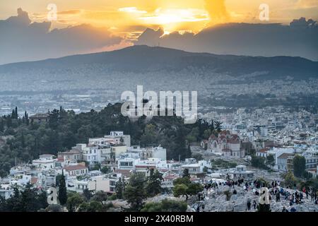 Blick über die Stadt Athen von der Akropolis bei Sonnenuntergang; Athen, Griechenland Stockfoto