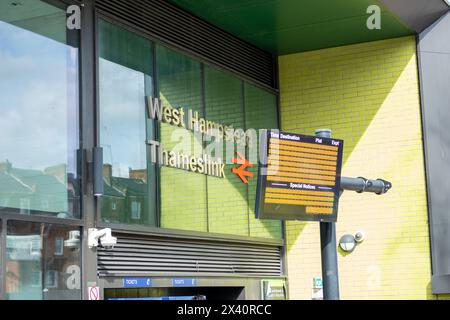 LONDON – 30. MÄRZ 2024: West Hampstead Farmers Market neben West Hampstead Thameslink Station Stockfoto