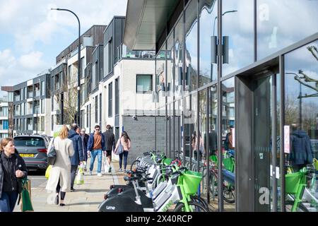 LONDON – 30. MÄRZ 2024: West Hampstead Farmers Market neben West Hampstead Thameslink Station Stockfoto