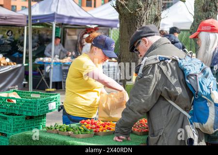 LONDON – 30. MÄRZ 2024: West Hampstead Farmers Market neben West Hampstead Thameslink Station Stockfoto