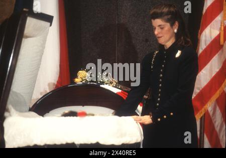 Austin Texas USA, Januar 1996: Luci Baines Johnson, Tochter des verstorbenen Präsidenten Lyndon Baines Johnson, zollt der ehemaligen Kongressabgeordneten Barbara Jordan, deren Leichnam in der LBJ Presidential Library liegt, ihren Respekt. Jordan starb am 17. Januar im Alter von 59 Jahren. 1966 war sie die erste Afroamerikanerin, die nach Reconstruction in den Senat von Texas gewählt wurde, und setzte ihre Karriere in Politik und Politik bis zu ihrem Tod fort. ©Bob Daemmrich Stockfoto