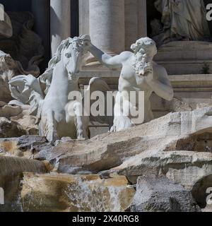 Trevi-Brunnen mit einer Statue eines Menschen mit Muschel und einem mythischen Pferd mit Flügeln; Rom, Italien Stockfoto