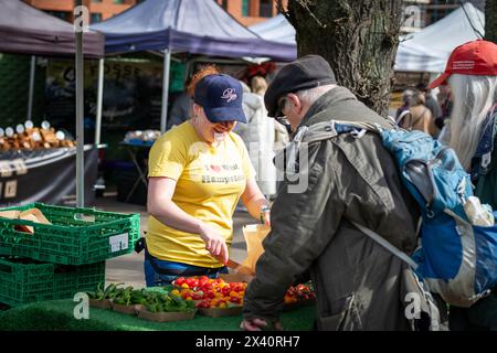 LONDON – 30. MÄRZ 2024: West Hampstead Farmers Market neben West Hampstead Thameslink Station Stockfoto