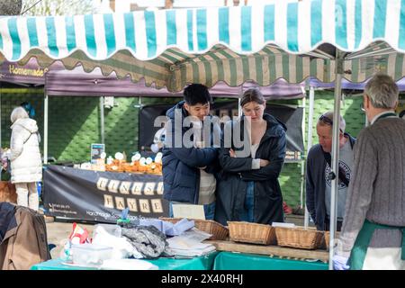 LONDON – 30. MÄRZ 2024: West Hampstead Farmers Market neben West Hampstead Thameslink Station Stockfoto
