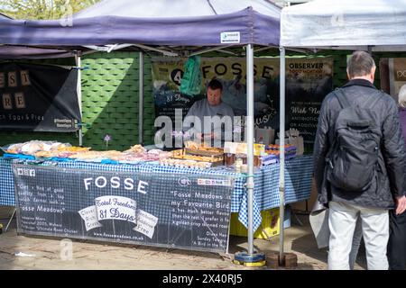 LONDON – 30. MÄRZ 2024: West Hampstead Farmers Market neben West Hampstead Thameslink Station Stockfoto