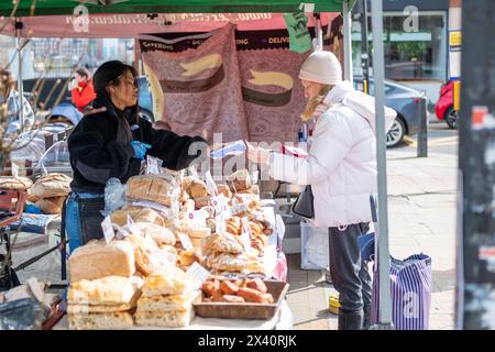 LONDON – 30. MÄRZ 2024: West Hampstead Farmers Market neben West Hampstead Thameslink Station Stockfoto