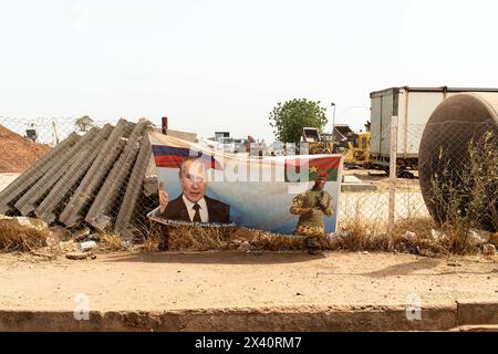 Eindrücke aus Burkina Faso Burkina Faso, am Rande von Ouagadougou, 05.03.2024: An einem Strassenrand ein Plakat vom Interimsstaatschef von Burkina Faso Ibrahim TraorÃ und dem russischen Präsidenten Wladimir Putin. *** Impressionen aus Burkina Faso Burkina Faso, am Stadtrand von Ouagadougou, 05 03 2024 am Straßenrand ein Poster des Übergangschefs von Burkina Faso Ibrahim TraorÃ und des russischen Präsidenten Wladimir Putin Stockfoto