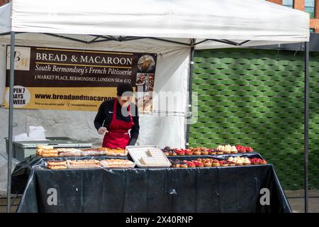 LONDON – 30. MÄRZ 2024: West Hampstead Farmers Market neben West Hampstead Thameslink Station Stockfoto