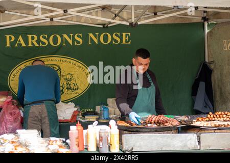 LONDON – 30. MÄRZ 2024: West Hampstead Farmers Market neben West Hampstead Thameslink Station Stockfoto