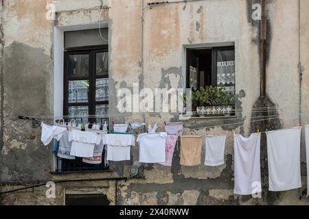 Wäscheständer vor einem verwitterten Wohngebäude in Italien; Cagliari, Cagliari, Italien Stockfoto