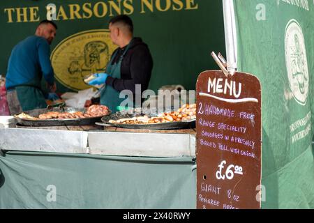 LONDON – 30. MÄRZ 2024: West Hampstead Farmers Market neben West Hampstead Thameslink Station Stockfoto
