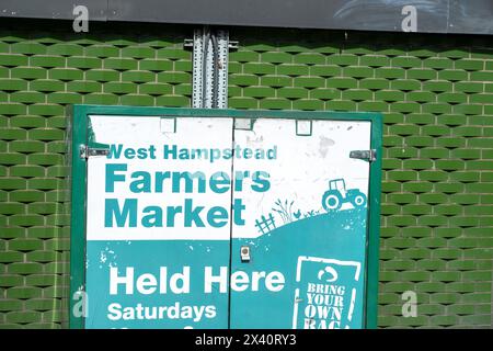 LONDON – 30. MÄRZ 2024: West Hampstead Farmers Market neben West Hampstead Thameslink Station Stockfoto