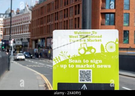 LONDON – 30. MÄRZ 2024: West Hampstead Farmers Market neben West Hampstead Thameslink Station Stockfoto