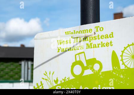 LONDON – 30. MÄRZ 2024: West Hampstead Farmers Market neben West Hampstead Thameslink Station Stockfoto