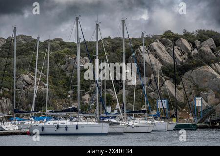 Segelboote liegen im Hafen von Santa Teresa Gallura, einer Stadt an der Nordspitze Sardiniens, an der Straße von Bonifacio, in der Provinz Sassar... Stockfoto