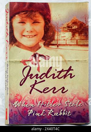 Judith Kerr - Als Hitler Das Rosa Kaninchen Gestohlen Hat. Buchvorderseite. Studio eingerichtet Stockfoto