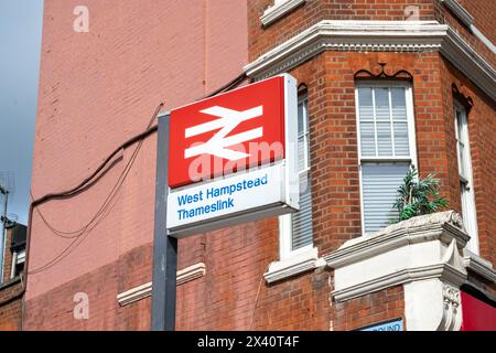 LONDON, 30. MÄRZ 2024: Schild der West Hampstead Thameslink Station und Logo der National Rail Stockfoto