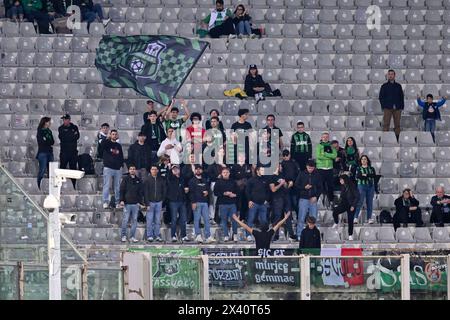 Florenz, Italien. April 2024. US Sassuolo Fans beim ACF Fiorentina gegen US Sassuolo, italienisches Fußball-Spiel der Serie A in Florenz, Italien, 28. April 2024 Credit: Independent Photo Agency/Alamy Live News Stockfoto