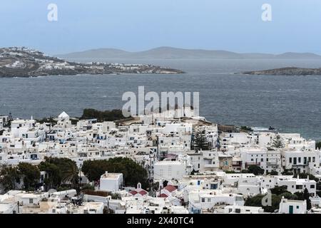 Berühmte Windmühlen und weiße Gebäude in Mykonos, mit Blick auf die Ägäis und die Küste; Mykonos, Südägäis, Griechenland Stockfoto