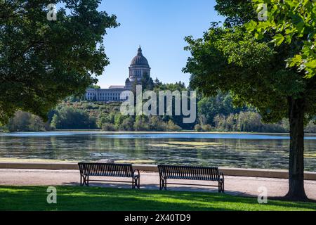 Blick auf das Washington State Capitol Building und die Büros mit Blick auf Capitol Lake und Park; Olympia, Washington, Vereinigte Staaten von Amerika Stockfoto