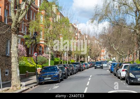 LONDON, 30. MÄRZ 2024: Große Wohnhäuser aus roten Backsteinen in NW6 West Hampstead, Camden Stockfoto